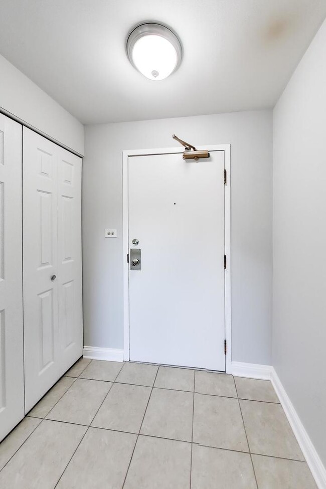 Building Photo - 6340 Americana Dr