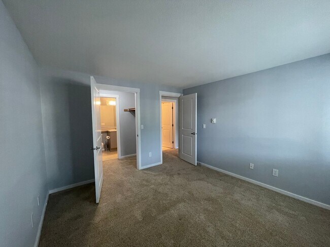 Building Photo - Welcome Home to Comfort & Convenience in E...