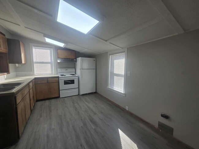 Building Photo - Updated home for a Great Price!