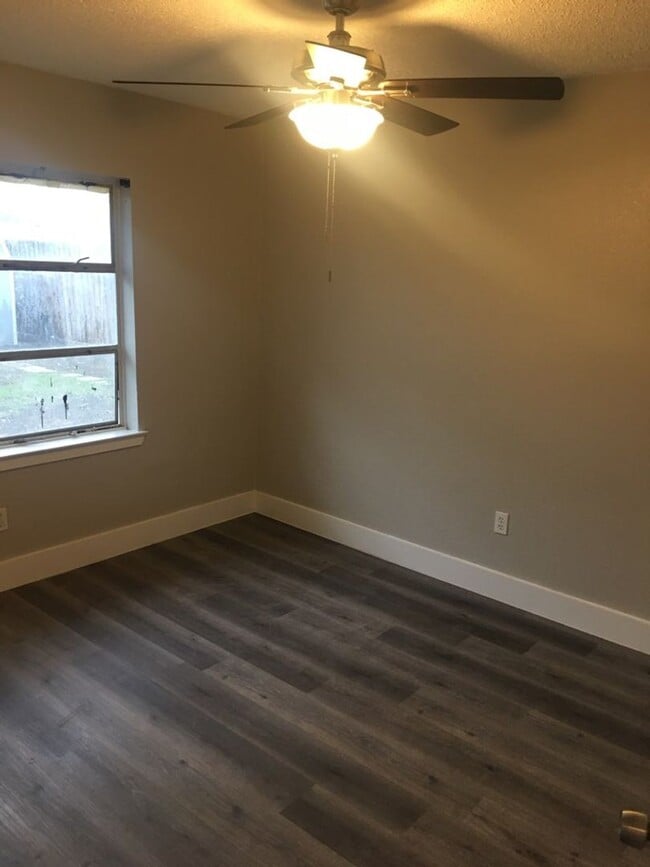 Building Photo - 3160 Chatsworth Dr
