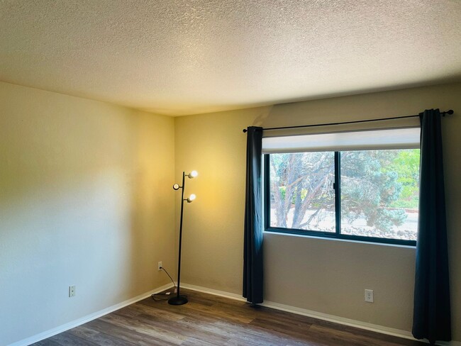 Building Photo - Single family home in the Village of Oak Creek