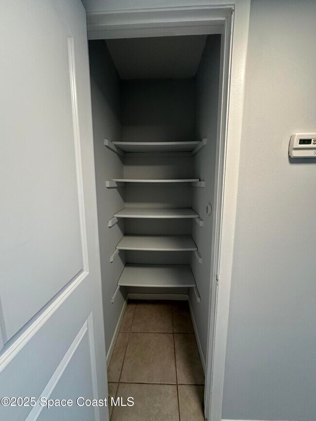 Building Photo - 837 Hickory St