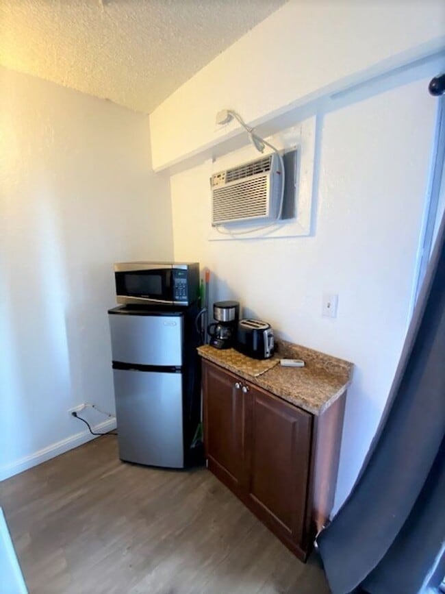 Building Photo - Fully Furnished Studio in Waikiki