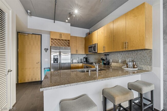 Building Photo - 353 E Bonneville Ave