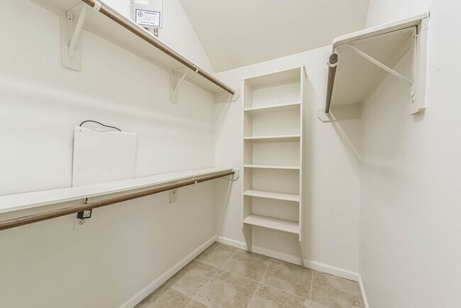 Building Photo - Light and Bright Ready for Immediate Move In!