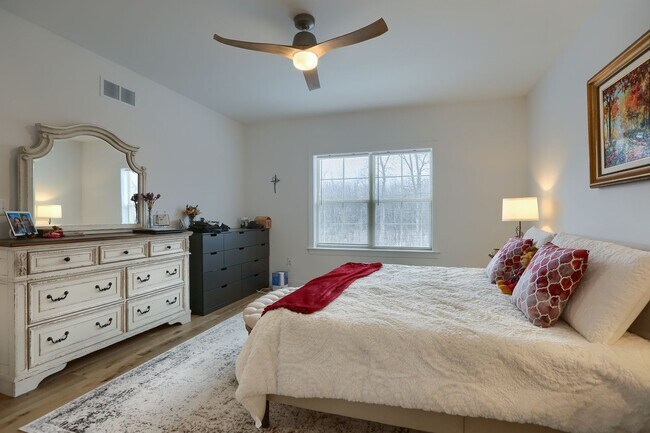 Building Photo - 4 bedroom