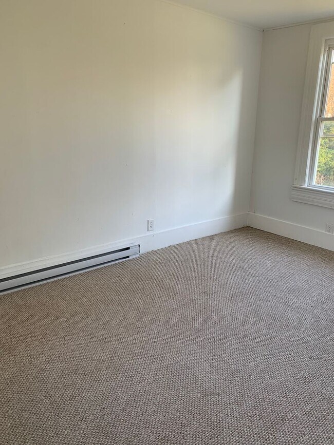 Building Photo - Gorgeous newly renovated apartment in Broo...