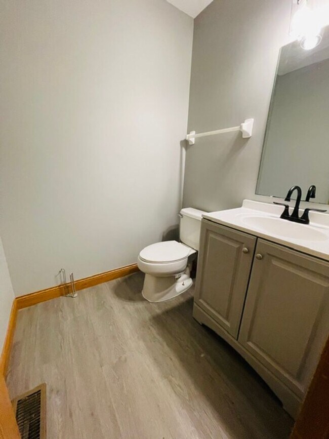 Building Photo - 8575 Fernbrook Dr