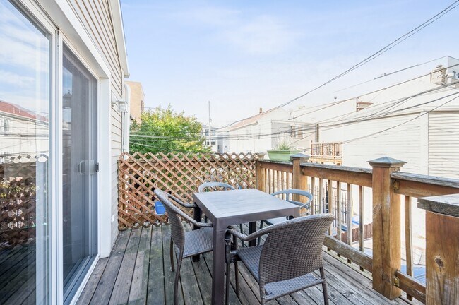 Building Photo - 1234 W Huron St