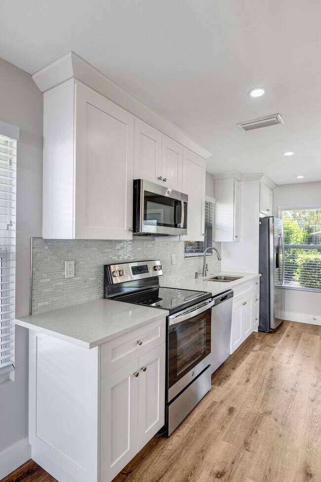 Building Photo - ** NEAR DOWNTOWN ** 2 BED / 2 BATH CONDO -...