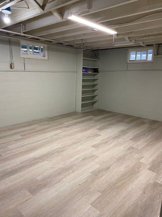 Building Photo - Updated 3 bedroom, 1.5 bathroom single fam...