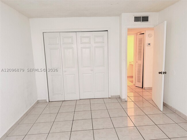 Building Photo - 606 W 81st St
