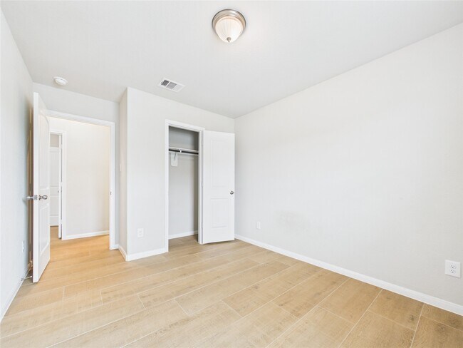 Building Photo - 721 Rim Water Dr