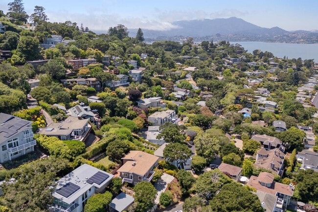 Building Photo - 125 Bayview Ave