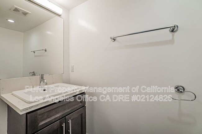 Building Photo - 1344 N Kenmore Ave