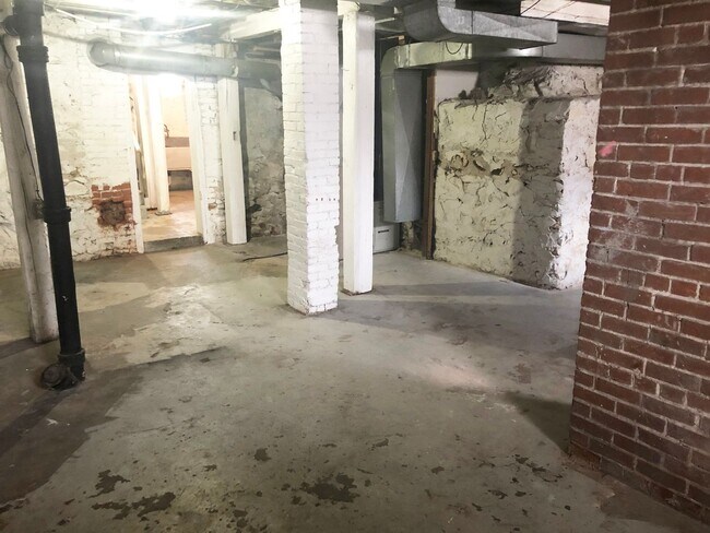 Building Photo - 6-Bedroom, 2-Bath Home Just A Few Blocks From Downtown