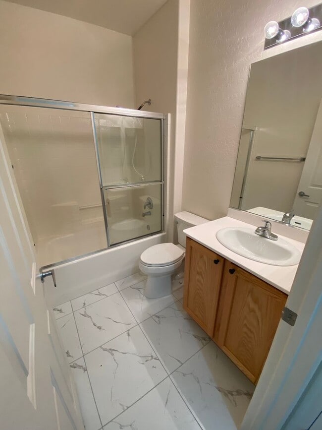 Building Photo - Beautiful 55+ 3 bed/2 bath home located in Aliante