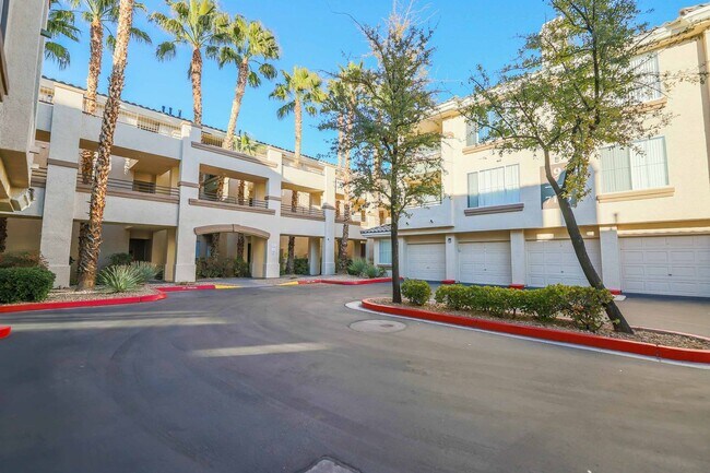 Building Photo - Two Bedroom Condo in Guard Gated Vistana
