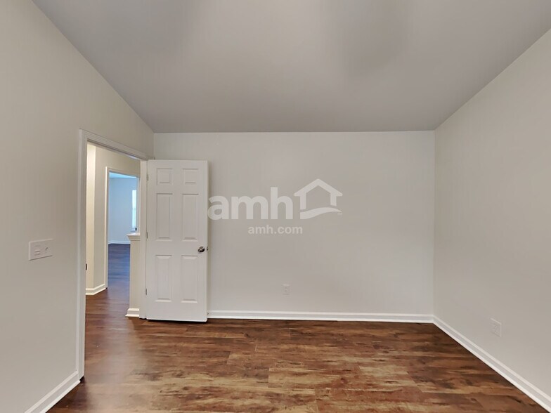 Building Photo - 952 Waldwick Dr