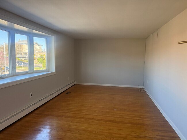 Building Photo - 608 W Lancaster Ave