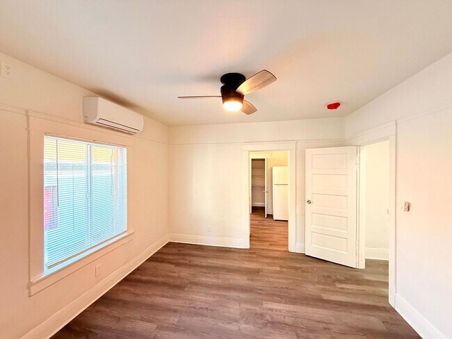 Building Photo - 1908-1910.5-19105 Daly St