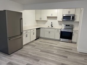Building Photo - 550 W Pkwy Dr
