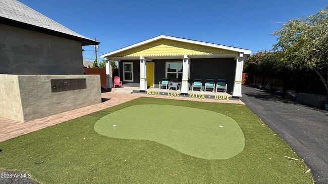 Building Photo - 706 E Whitton Ave