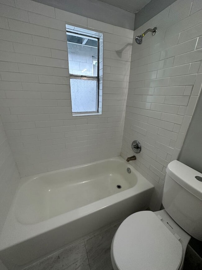 Building Photo - 1512 W 23rd St