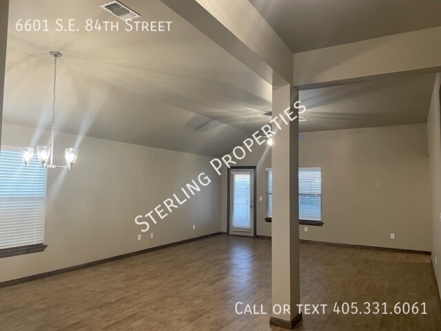 Building Photo - 6601 SE 84th St