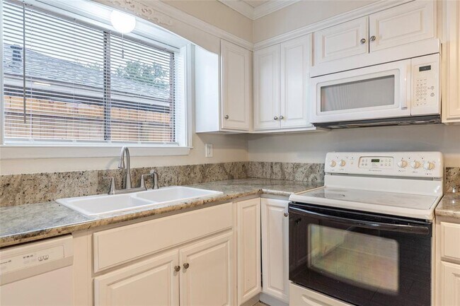 Building Photo - 2435 Heritage Bend Dr