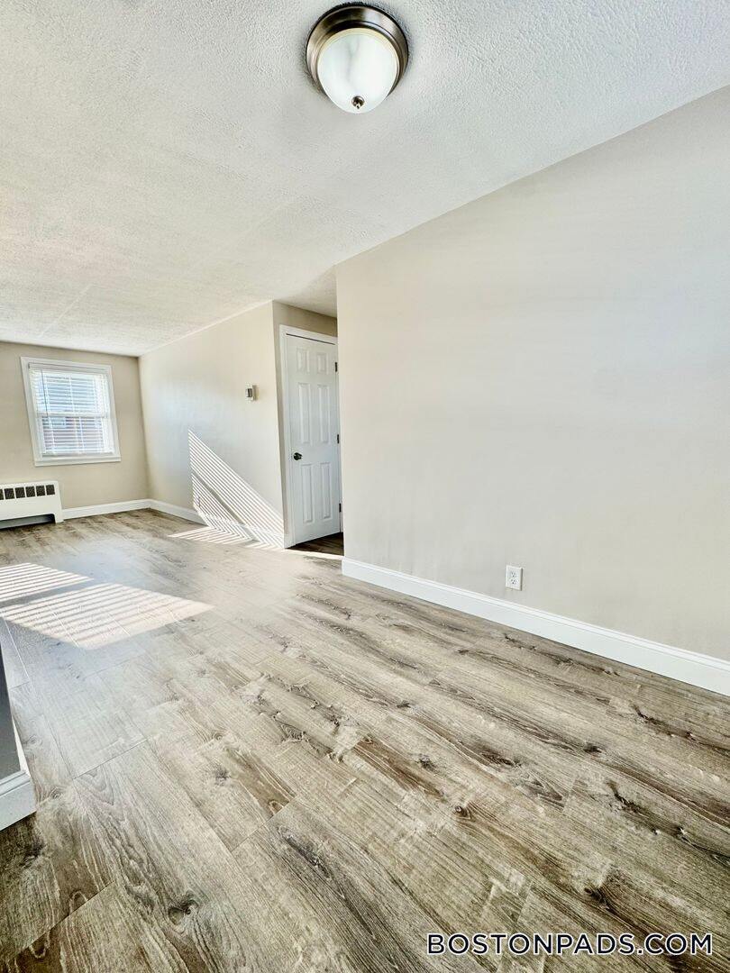 Building Photo - 108 Shawomet Ave