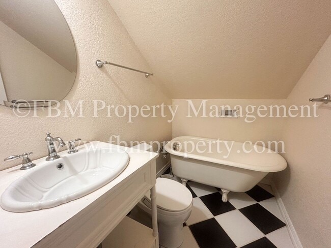 Building Photo - 10693 S Fm 148