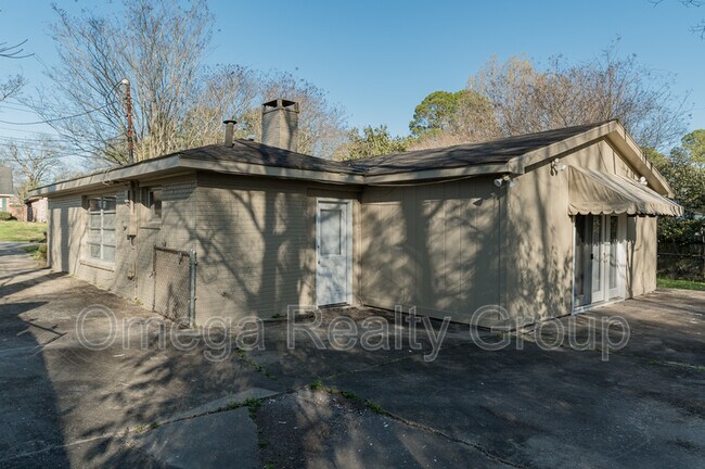 Building Photo - 1861 Gillespie Dr