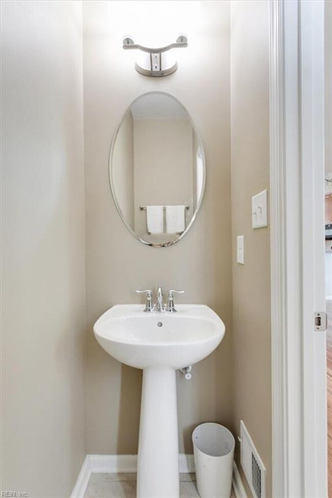 Building Photo - 3 bedroom/ 2 full bathroom and 1 half bath...