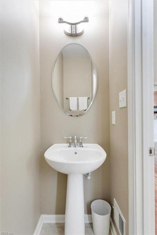 Building Photo - 3 bedroom/ 2 full bathroom and 1 half bathroom -Villages at Candle Station