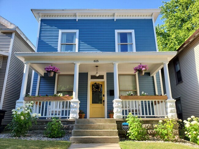 Primary Photo - Updated HISTORICAL Downtown Home w/fenced ...