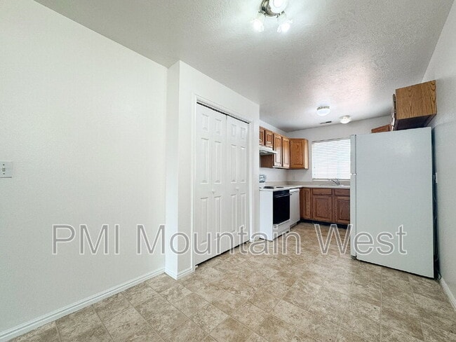 Building Photo - 49 S 200 W