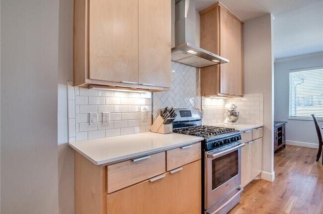 Building Photo - Amazing- Transitional Style Home with Custom Finishes w/ Community Pool- Gated- Edmond Schools