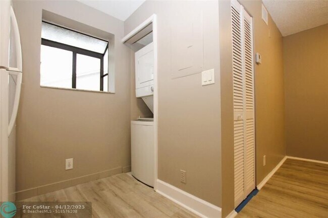 Building Photo - 704 Gardens Dr