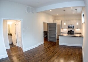 Building Photo - 2 bed in the South End.... Sept 1st move