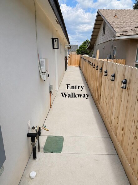 Building Photo - 590 N Lincoln Ave