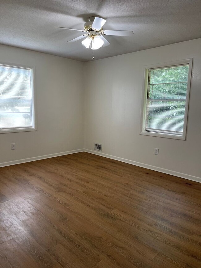 Building Photo - 1 Bedroom, 1 Bath Duplex Apartment on the Eastside! Available now!