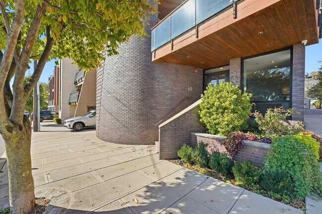 Building Photo - 215 Manhattan Ave