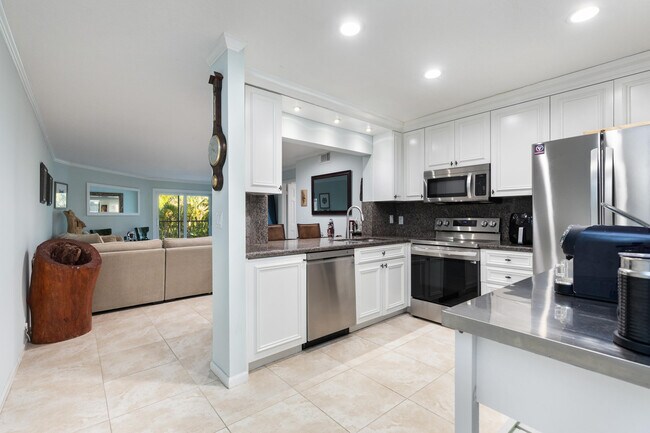 Building Photo - 961 S Ocean Dr