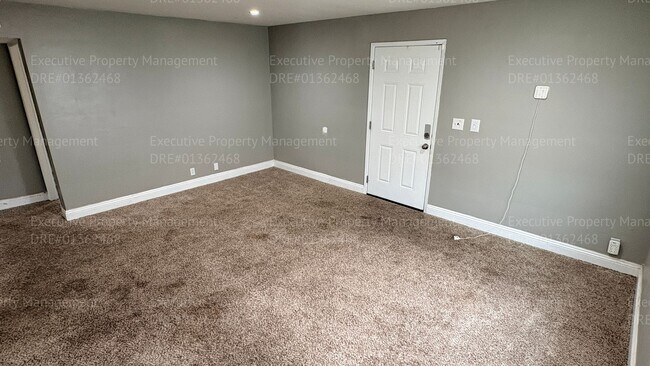 Building Photo - 2 bedroom 1 bathroom house located off the main street Oildale Dr.