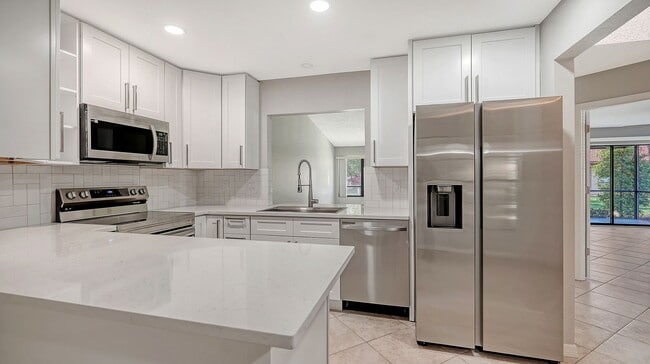 Building Photo - Renovated 2/2 Home with Garage in South Sarasota