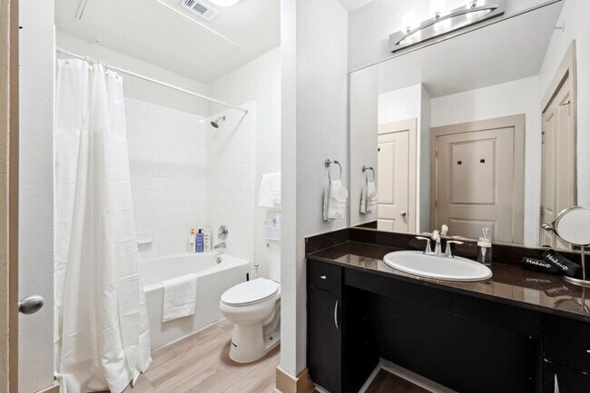 Building Photo - 264 N Walton St