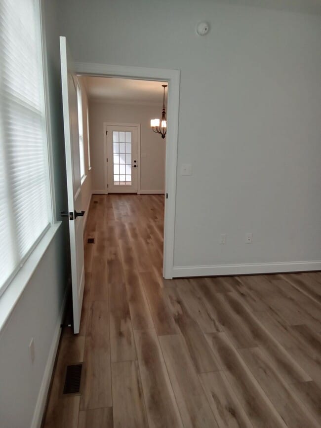Building Photo - Patio Townhome Located 1 Block from Bedfor...