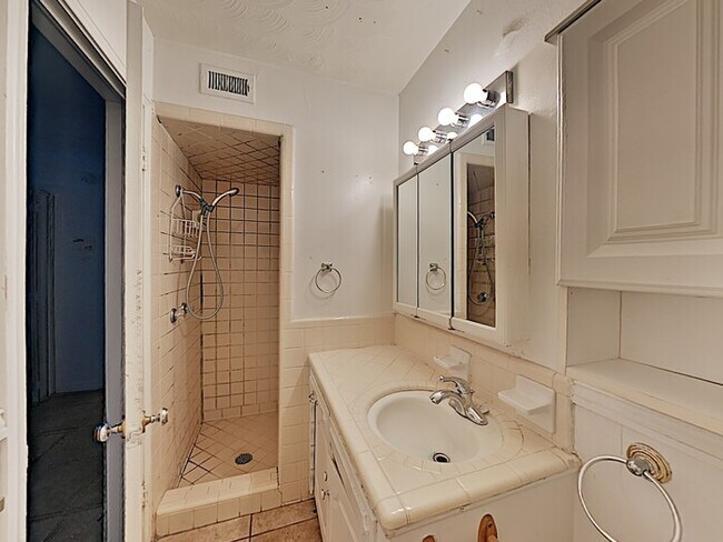 Building Photo - No Application Fee* Plus $250 Off First & ...