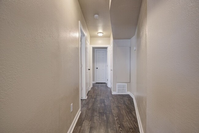 Building Photo - ** Move-in Special - First Full Month's Rent Free ** Bright & Stylish 2-Bedroom Close to the Plaz...